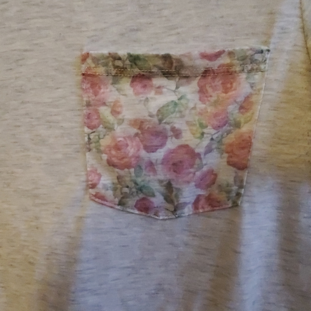 Flower pocket Tee. - Picture 2 of 4